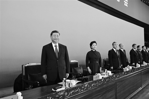 11月9日晚,中共中央总书记、国家主席、中央军委主席习近平在广东省广州市出席中华人民共和国第十五届运动会开幕式并宣布运动会开幕。习近平在主席台上向大家挥手致意。新华社发